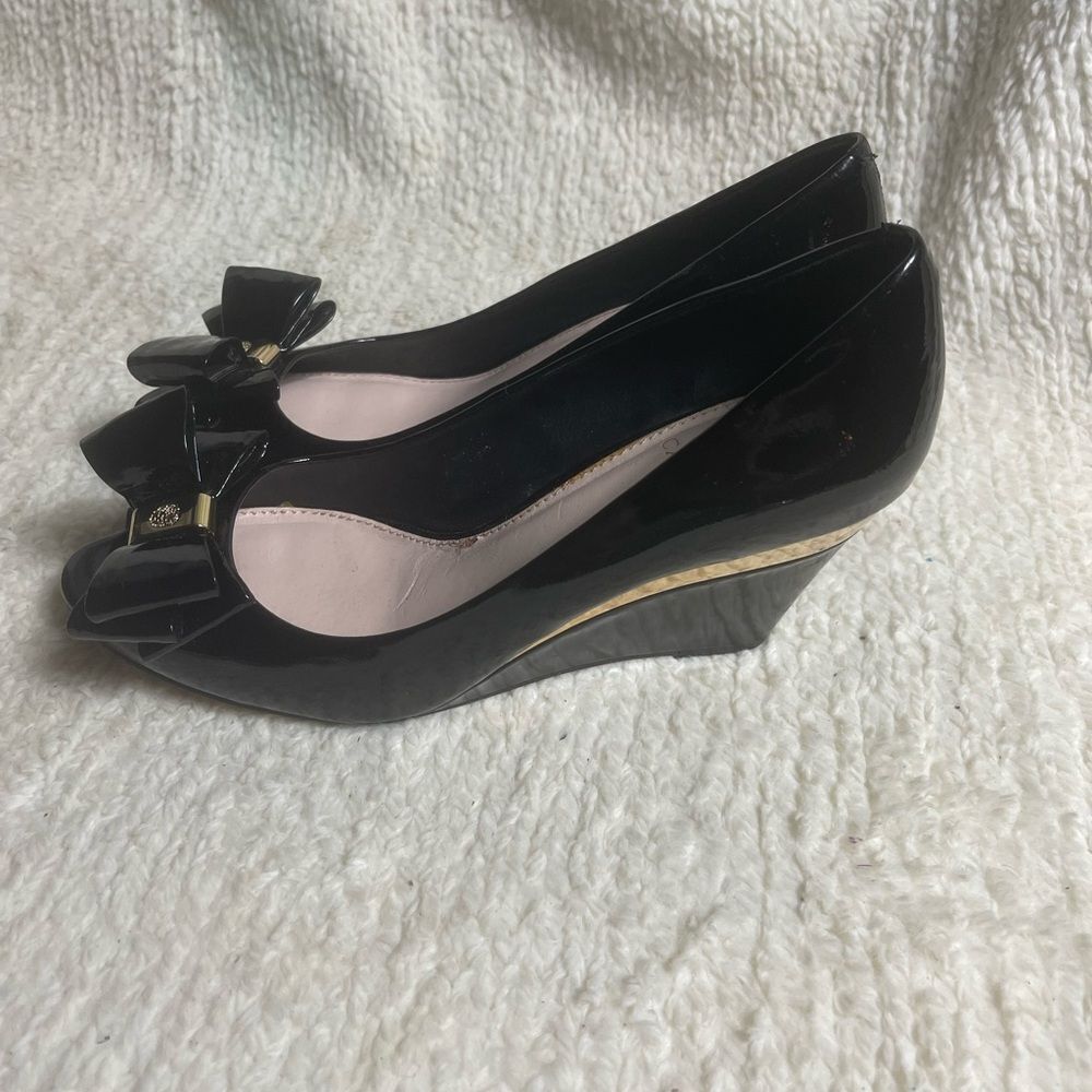 Vince Camuto leather patent Black Wedge Shoes peep toe with Bow Accent SZ9M